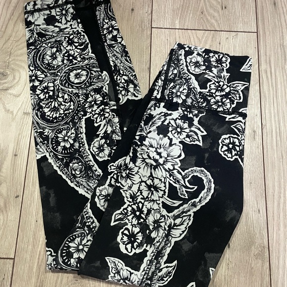 lululemon athletica Black and White Floral Leggings - Picture 5 of 12